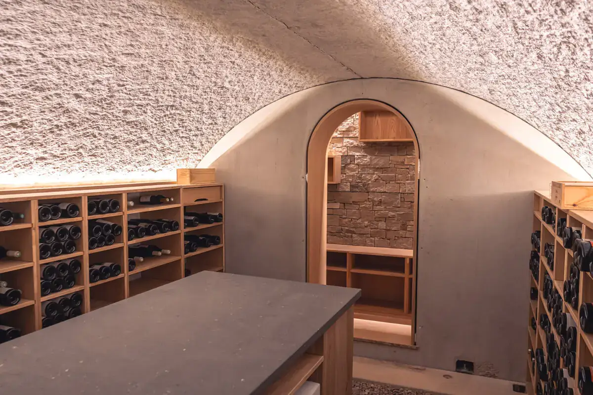 Cave à vin enterrée maçonnée en cours de construction
