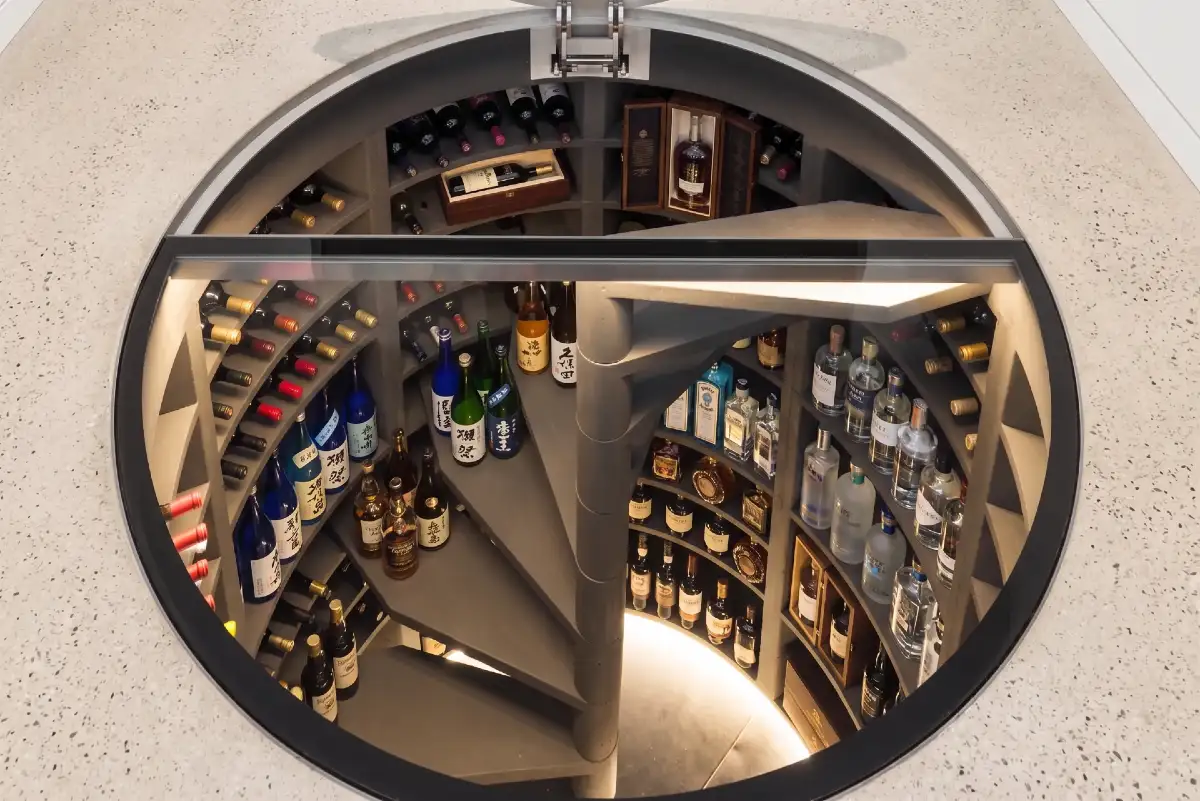 Cave à vin hélicoïdale avec trappe vitrée dans un séjour