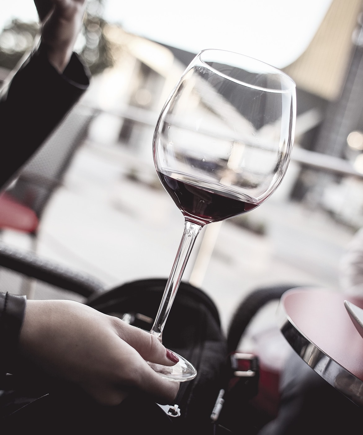 Dégustation d'un verre de vin rouge