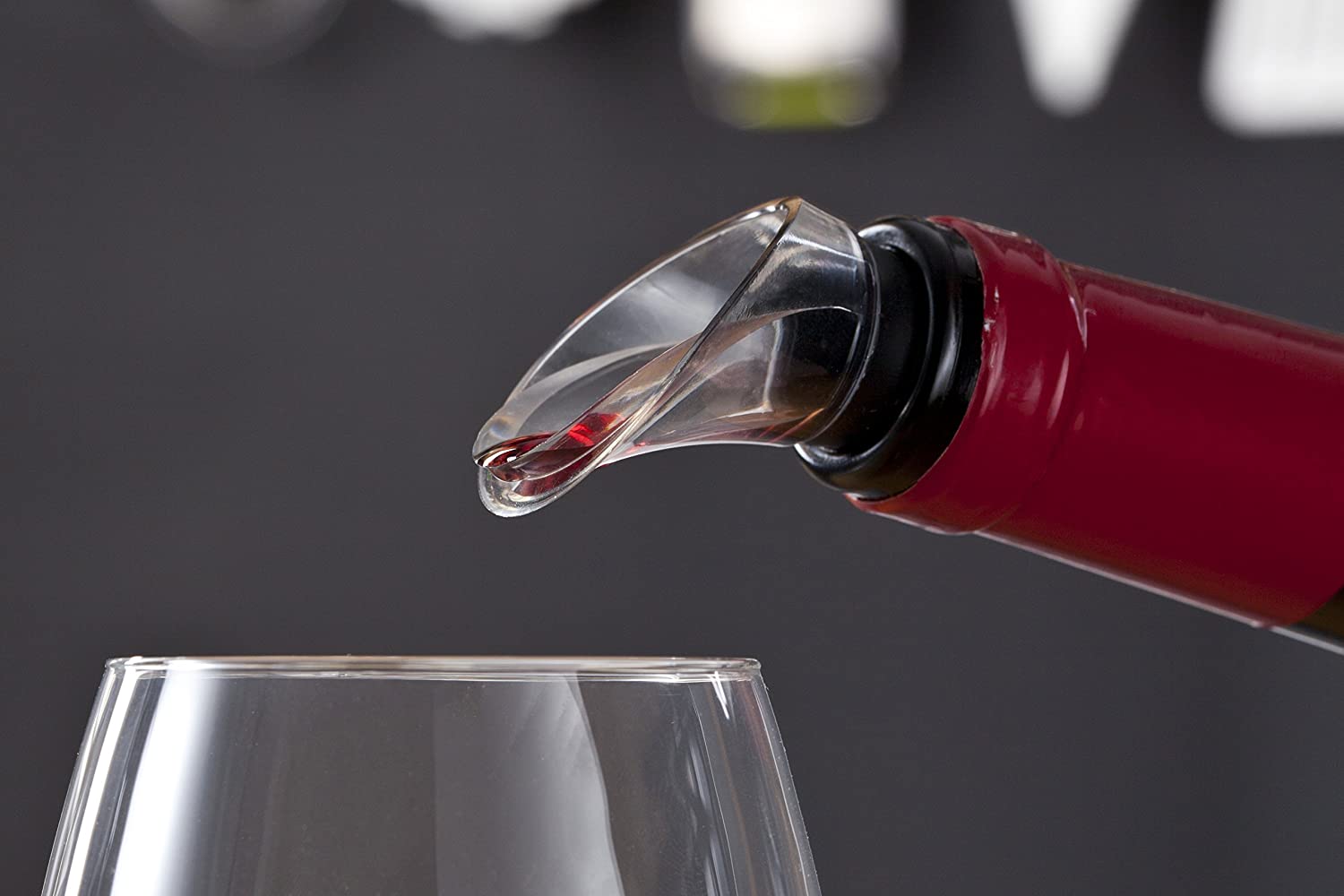 Un serveur anti-gouttes pour les bouteilles de vin