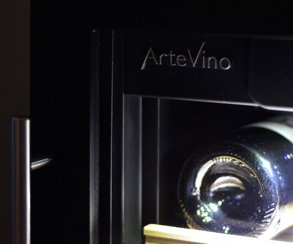 Logo Artevino sur porte vitrée