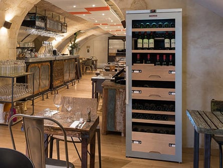 Cave à vin posée dans un restaurant