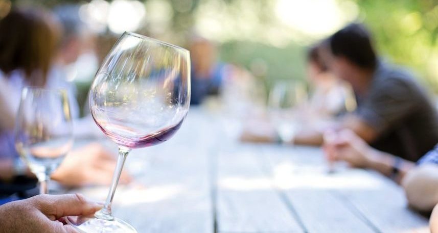 Dégustation d'un verre de vin rouge