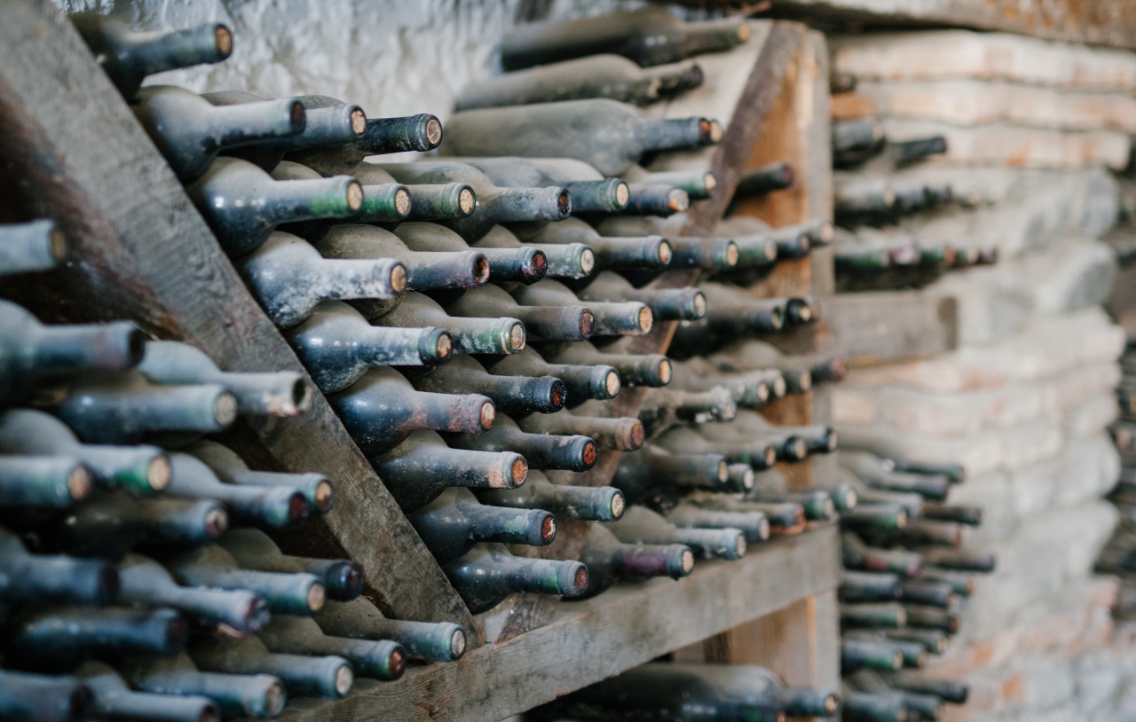 Bouteilles de vin dans une cave poussièreuse