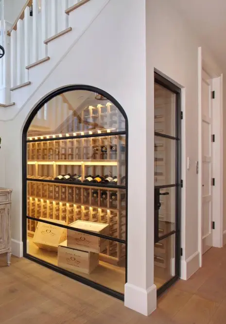 vitrine à vin sous escalier
