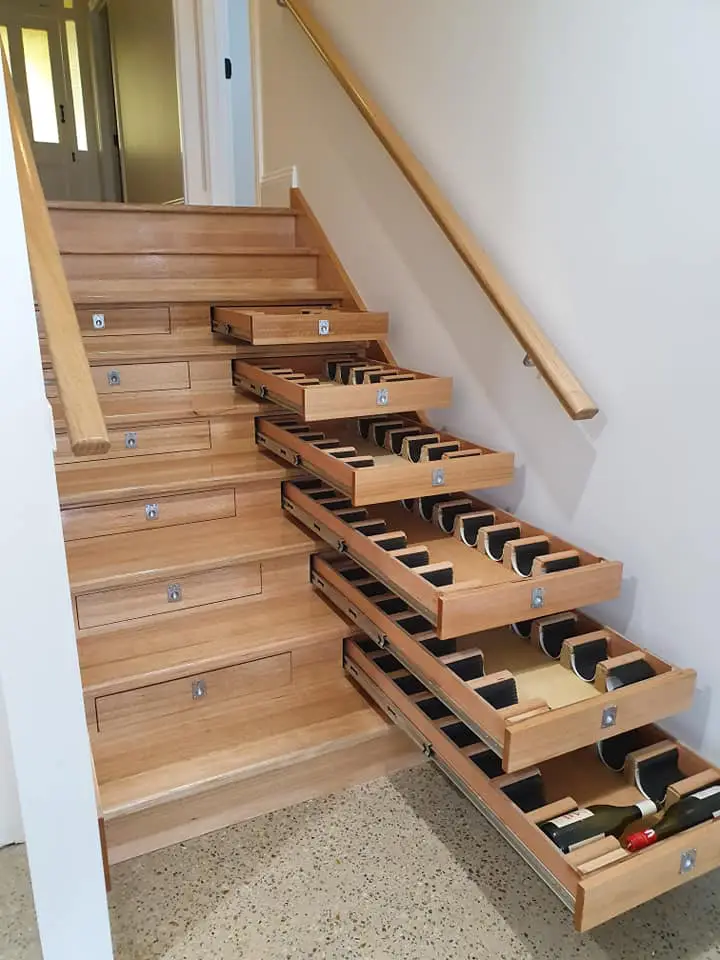 Cave à vin sous escalier sur mesure avec tiroirs