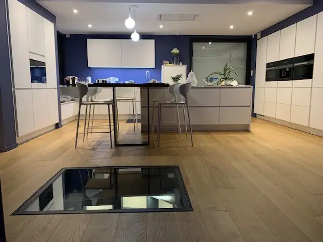 Cave à vin enterrée dans une cuisine moderne – Cannes